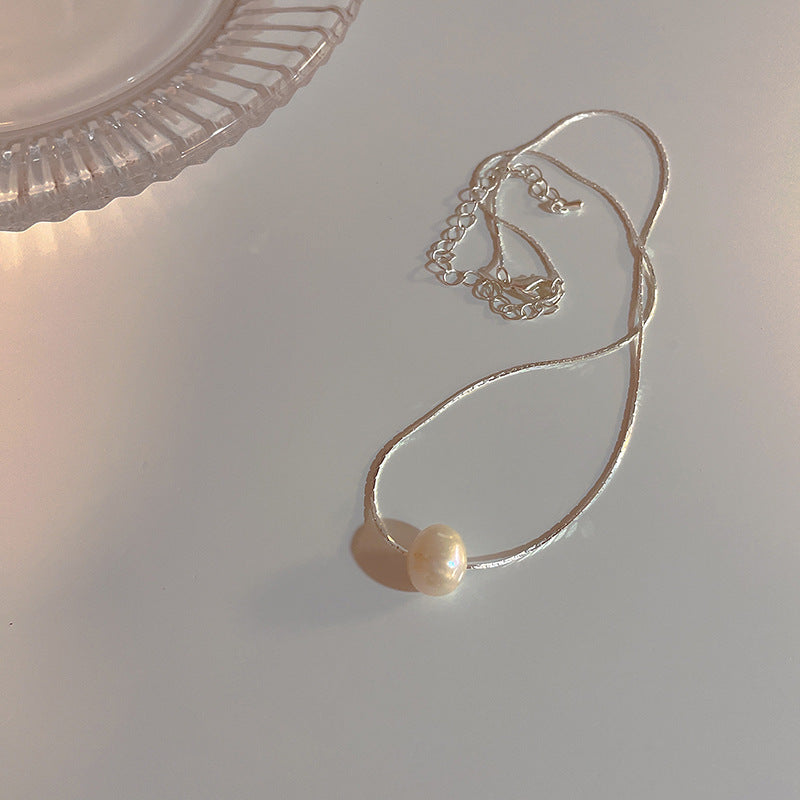 Elegant Floral Abalone-Inspired Pendant Necklace for Women in Alloy with Plated Finish, Delicate Clavicle Chain for Everyday Wear