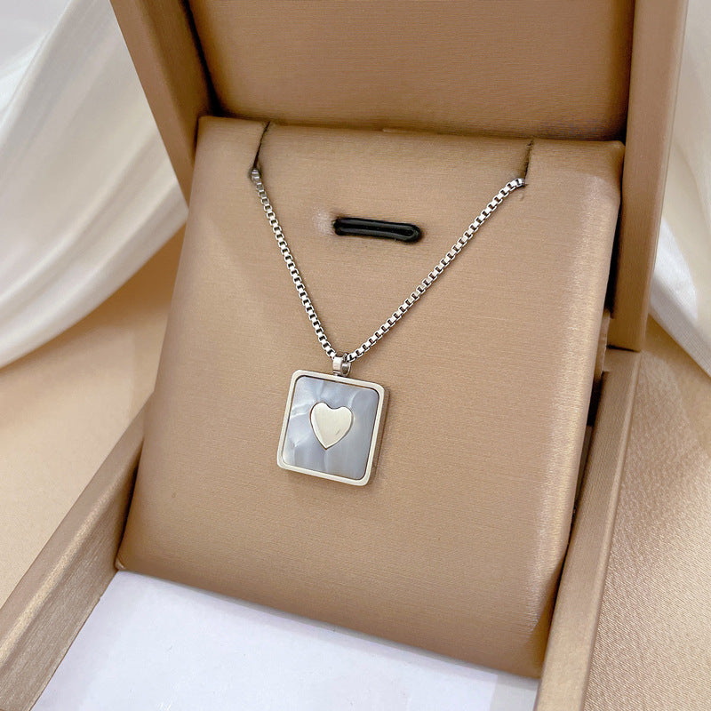 Collana con Pendente a Cuore Geometrico Minimalista in Madreperla in Acciaio al Titanio con Placcatura Oro da Donna