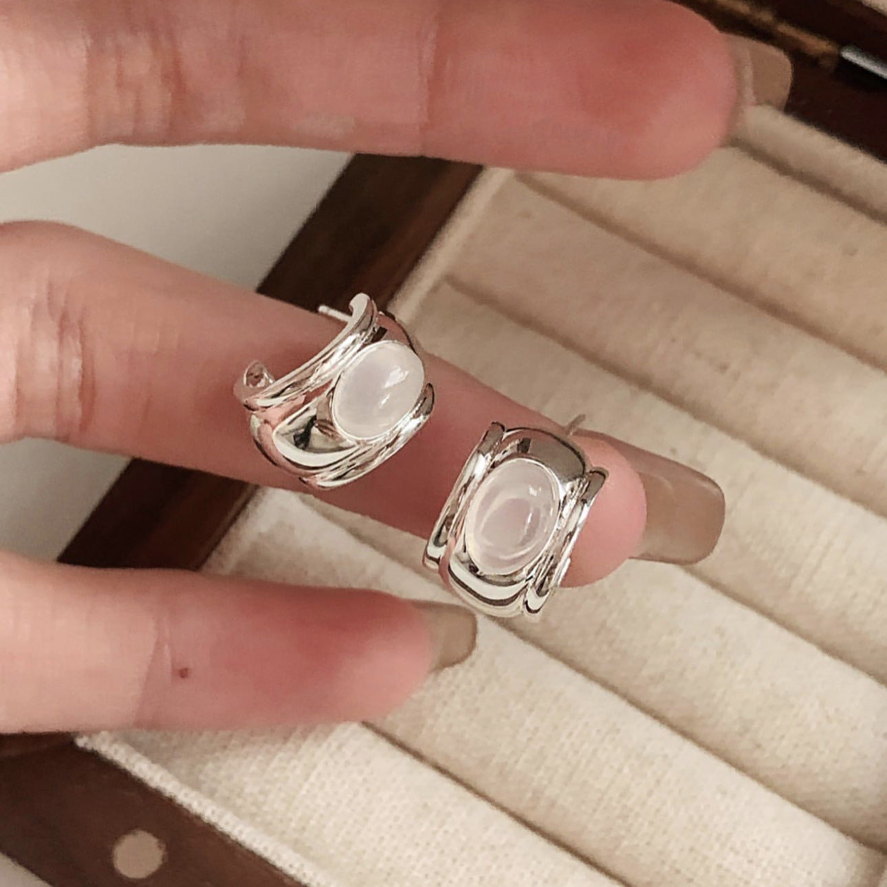 Pendientes minimalistas de plata con diseño de arco redondeado y detalles cuadrados biselados en plata de ley 925