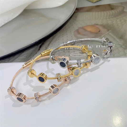 Elegante Pulsera Romana en Acero de Titanio con Acabado Chapado para Mujer