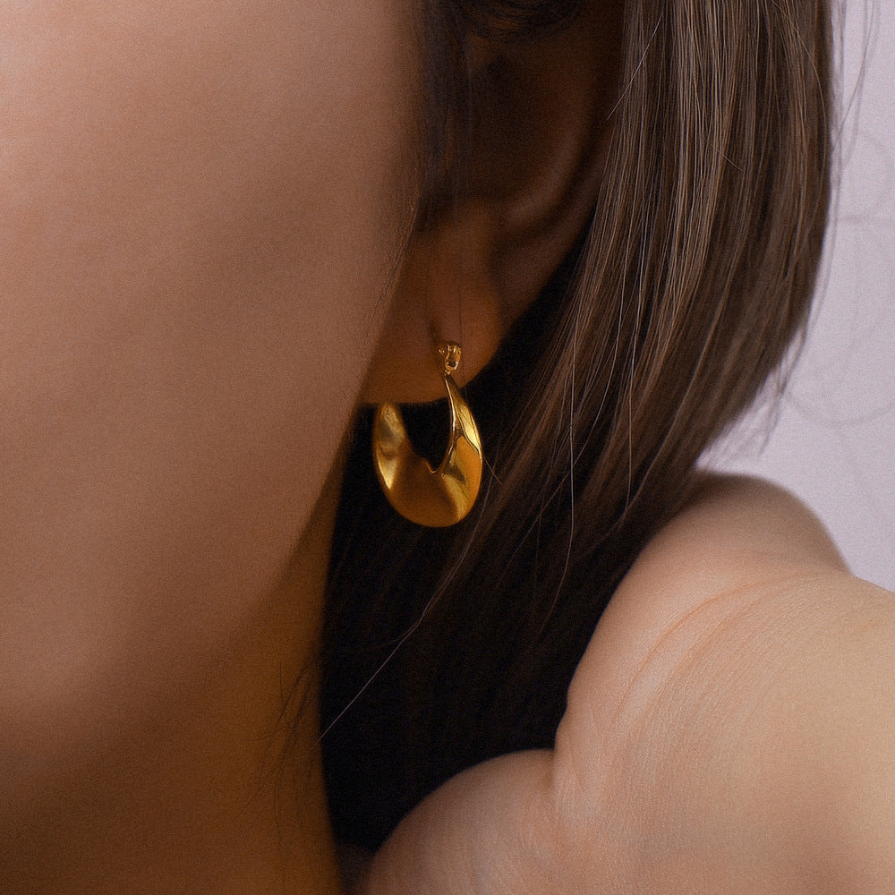Pendientes de aro minimalistas y modernos de acero inoxidable con diseño geométrico y detalles trenzados para mujer