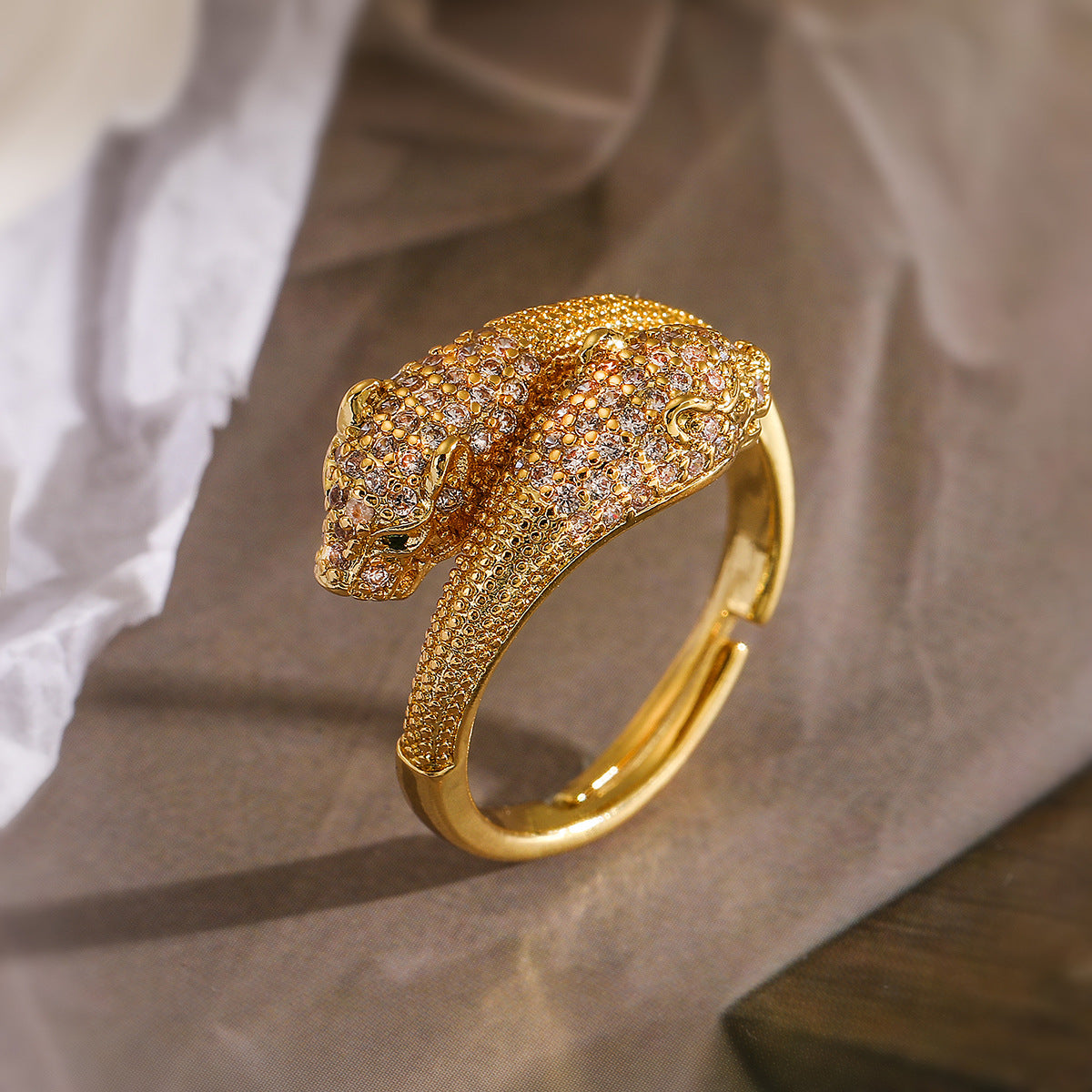 Anello in Rame Minimalista a Forma di Leopardo Placcato Oro con Zirconi Micro-Pavé da Donna