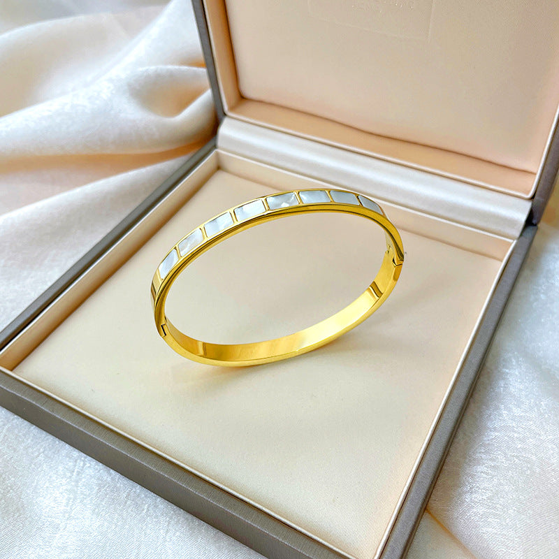 Bracciale minimalista in titanio e acciaio placcato oro rosa con intarsio in strass e design dalla forma irregolare