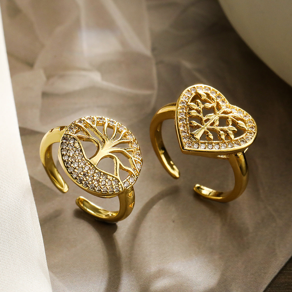 Anello aperto geometrico minimalista da donna in ottone con zirconia micro-pavé con design Albero della Vita
