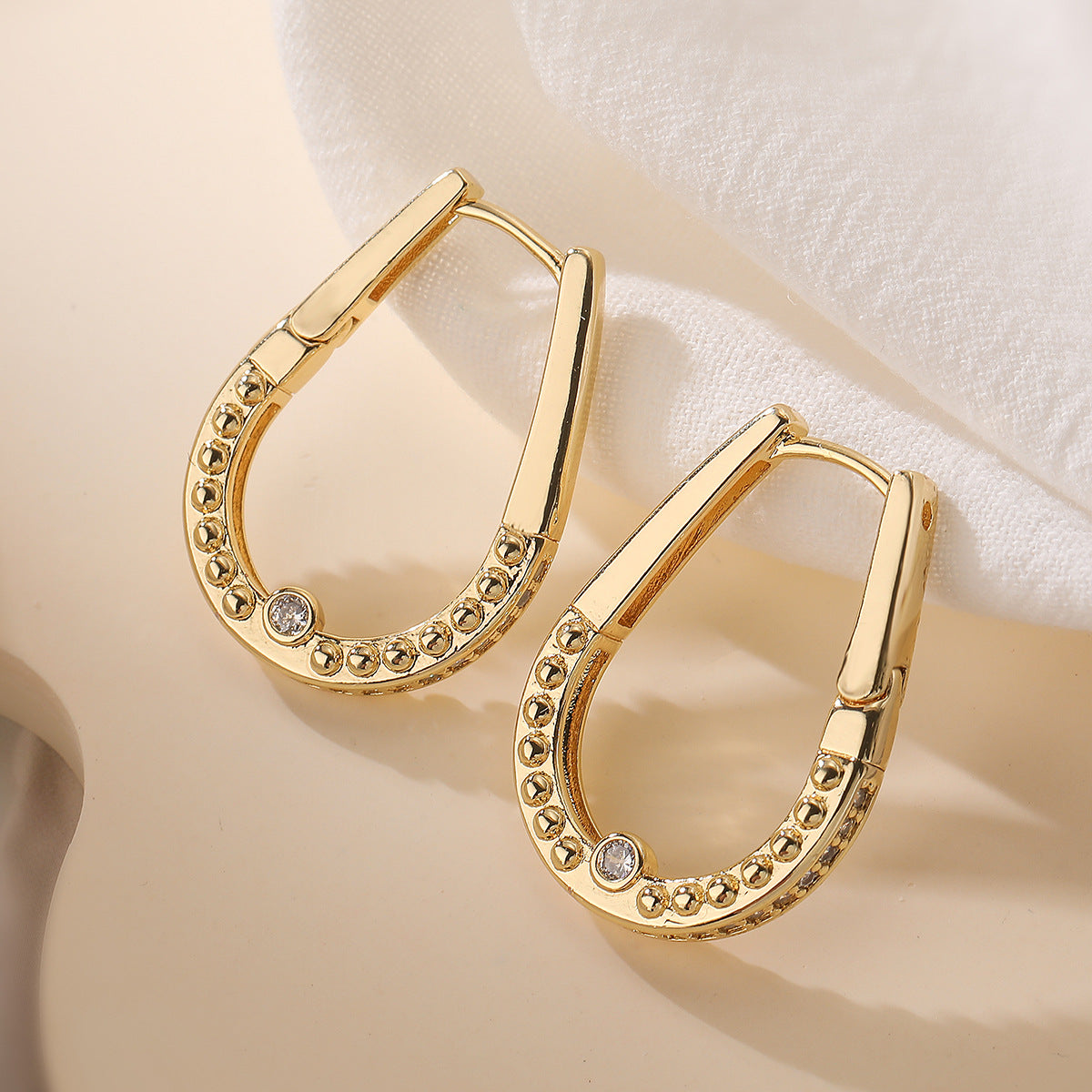 Orecchini geometrici minimalisti da donna con placcatura in oro e intarsio in zircone, gioielli alla moda dalla forma irregolare