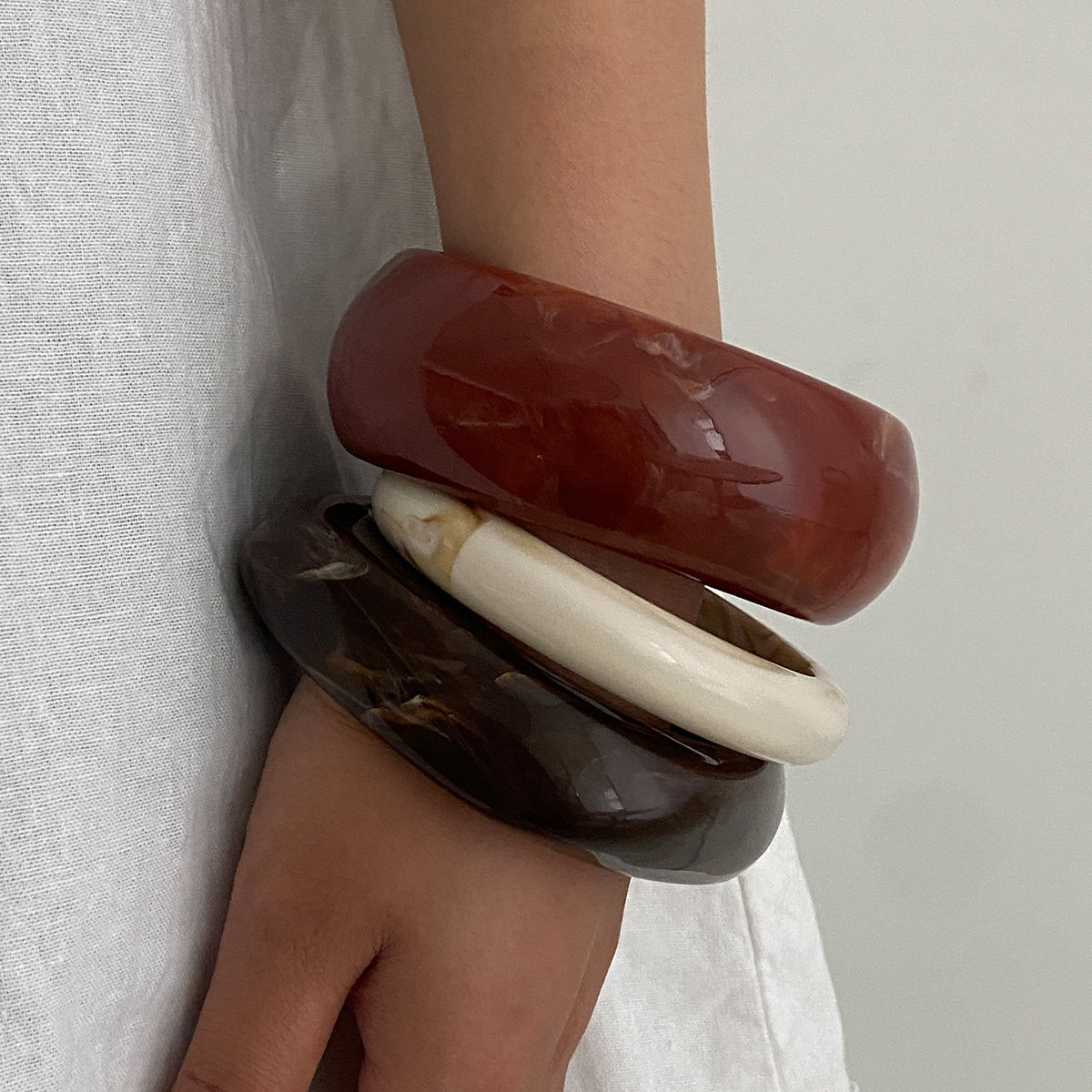 Bracciale Ampio Minimalista Irregolare in Acrilico Marmorizzato da Donna con Finitura Artigianale