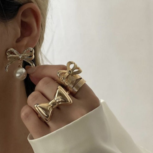 Collana geometrica in lega con fiocco e perle imitate, catena placcata per donna