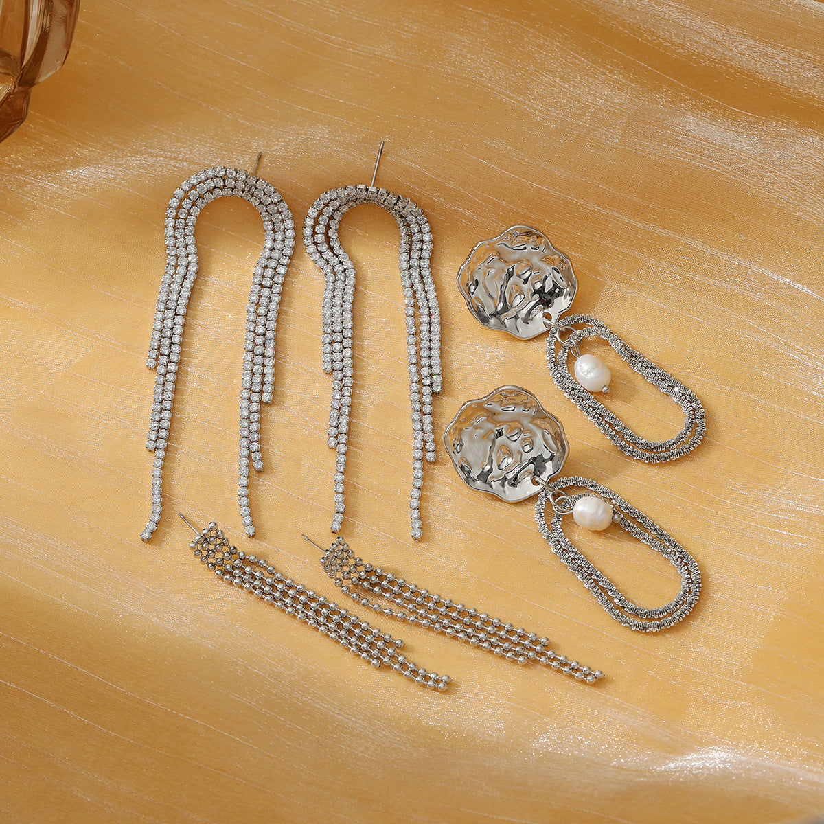 Orecchini da donna in acciaio al titanio con perle e nappe stile lusso, con intarsi di strass e finitura placcata