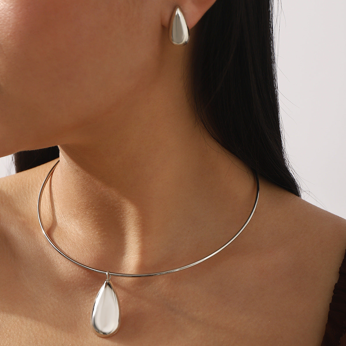 Collar minimalista geométrico colgante para mujer con colgante de aleación galvanizada en cadena estándar, estilo gargantilla de moda