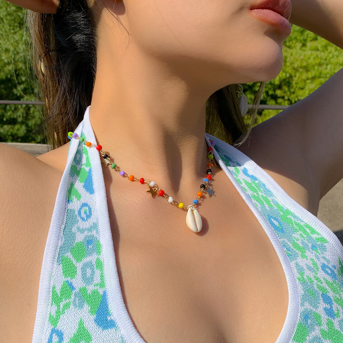Collana Minimalista a Nappa a Forma di Stella con Finitura Galvanizzata per Donna, con Perline Colorate e Ciondolo a Conchiglia su Catena a Sfere