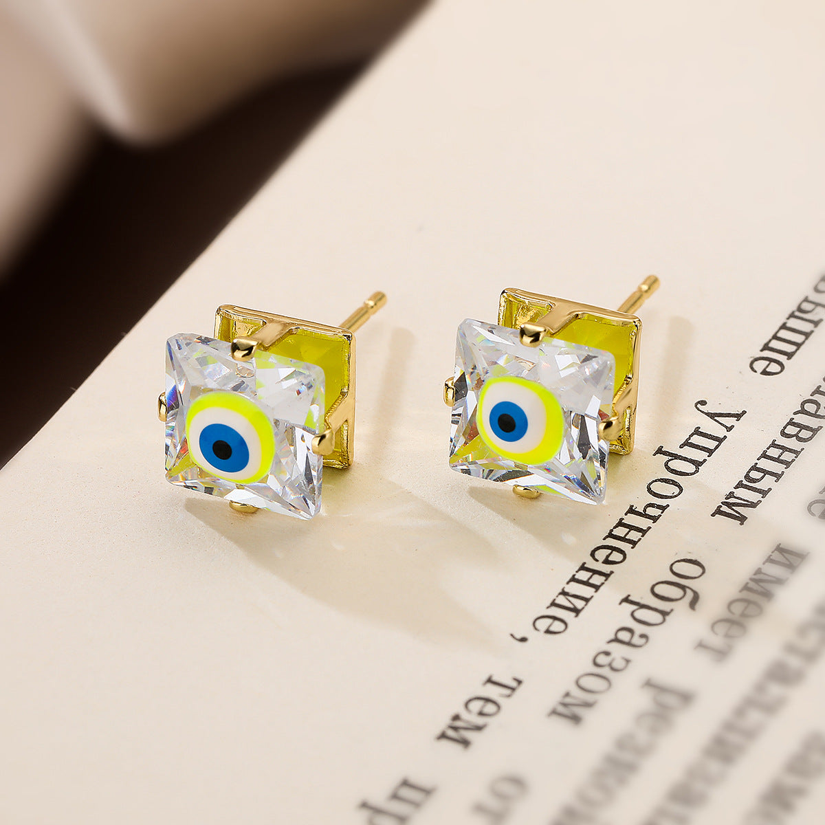 Orecchini a perno geometrici minimalisti con occhio di Horus in rame placcato oro 18K e finitura smaltata