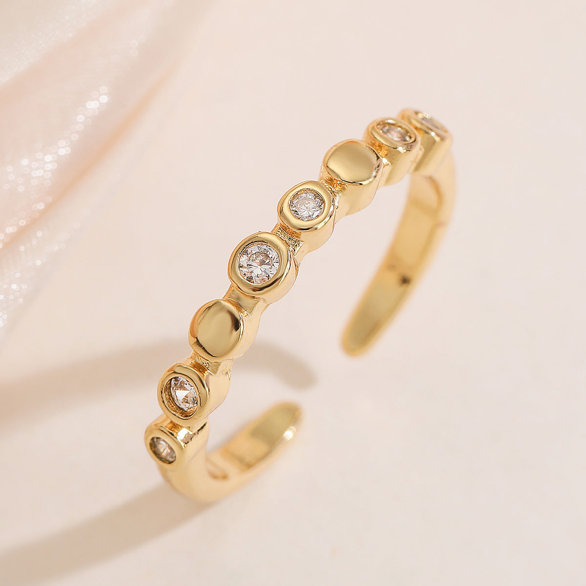 Anillo abierto geométrico minimalista para mujer, de latón con chapado en oro de 18 quilates e incrustaciones de circonita