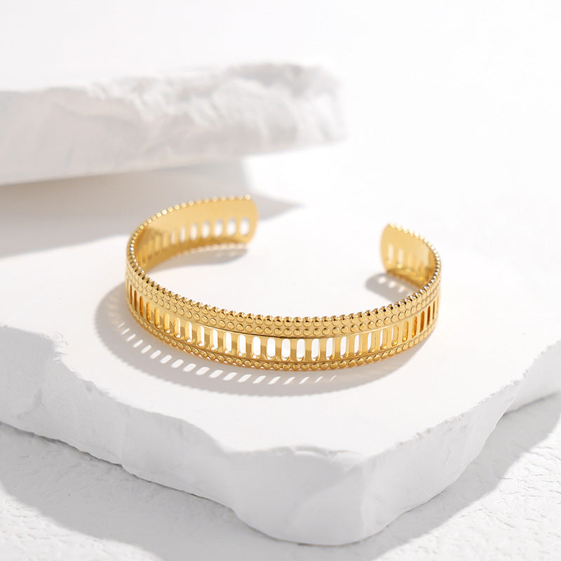 Pulsera de Acero Inoxidable Hueca de Moda Vintage para Mujer con Acabado Chapado y Diseño de Cadena