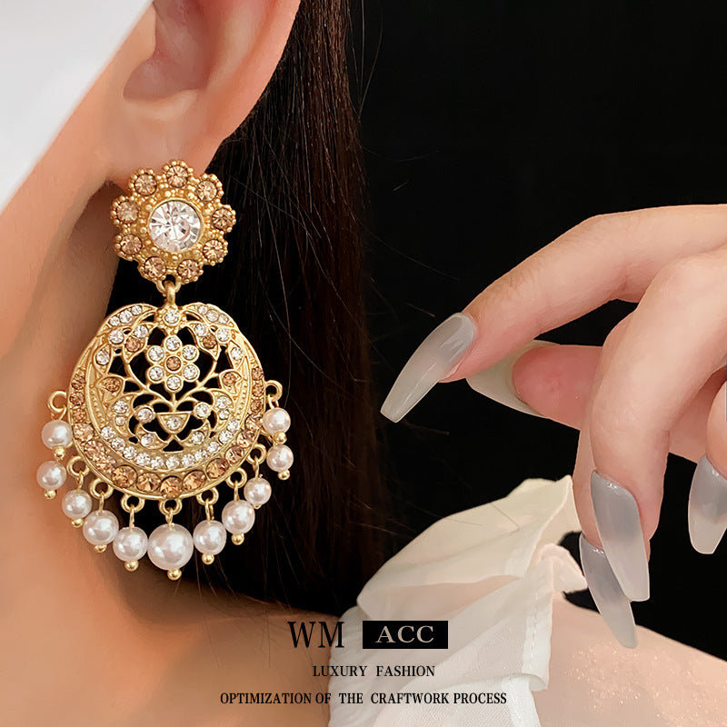 Orecchini a perno vintage geometrici in lega con strass e intarsio di perle, design traforato, ganci placcati argento da donna
