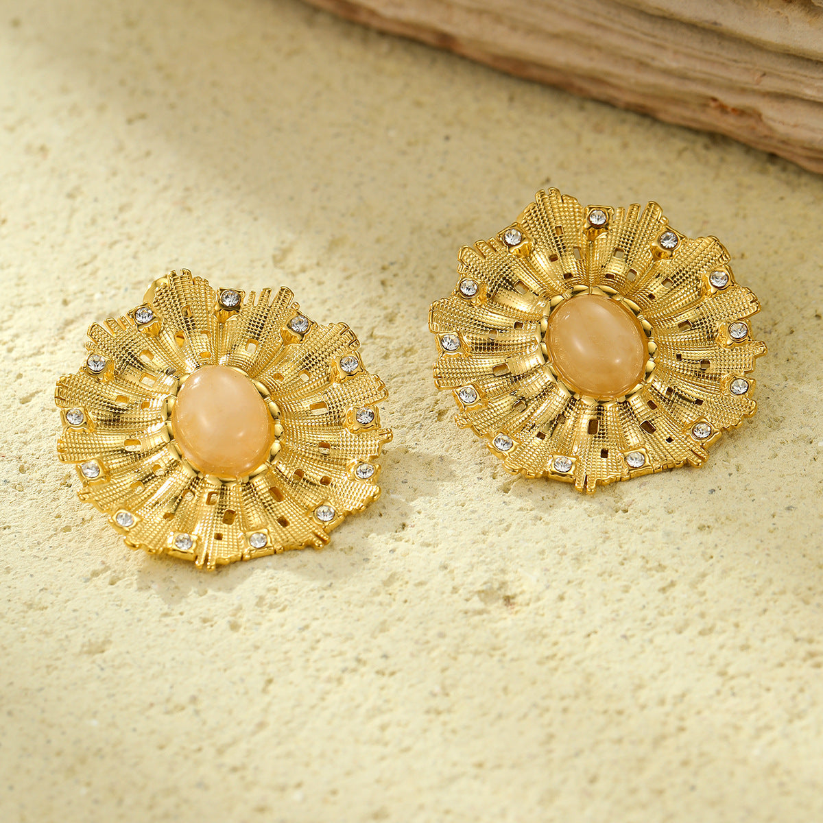 Aretes de Titanio con Incrustaciones Florales de Perlas y Zirconia de Estilo Vintage para Mujer