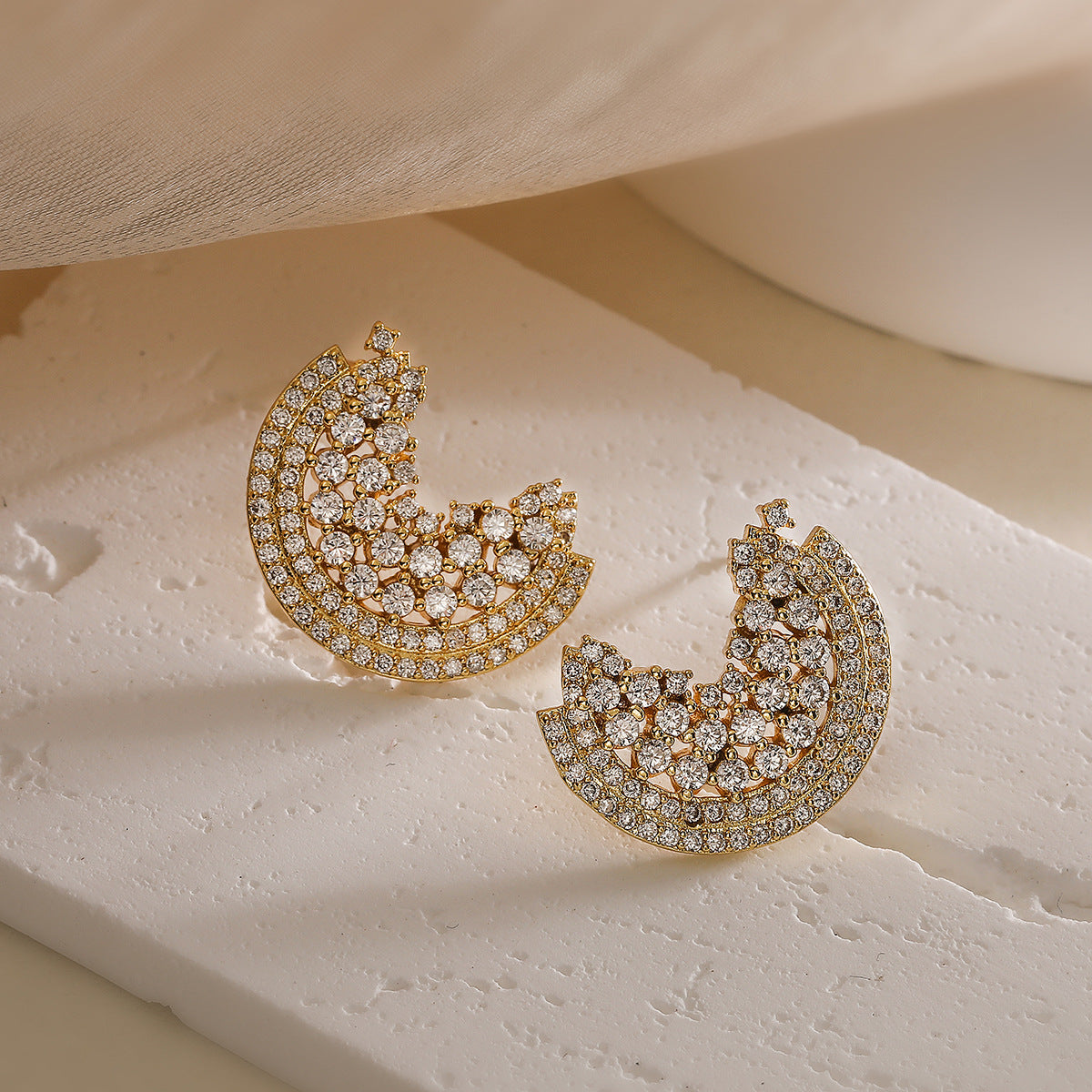 Orecchini da donna minimalisti a cuore geometrico in rame placcato oro 18K con intarsio di zirconi