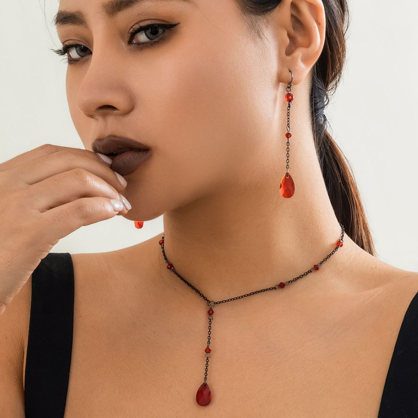 Collana girocollo vintage gotica con lacrime a goccia e nappe da donna, pendente a goccia in metallo galvanizzato su catena a croce