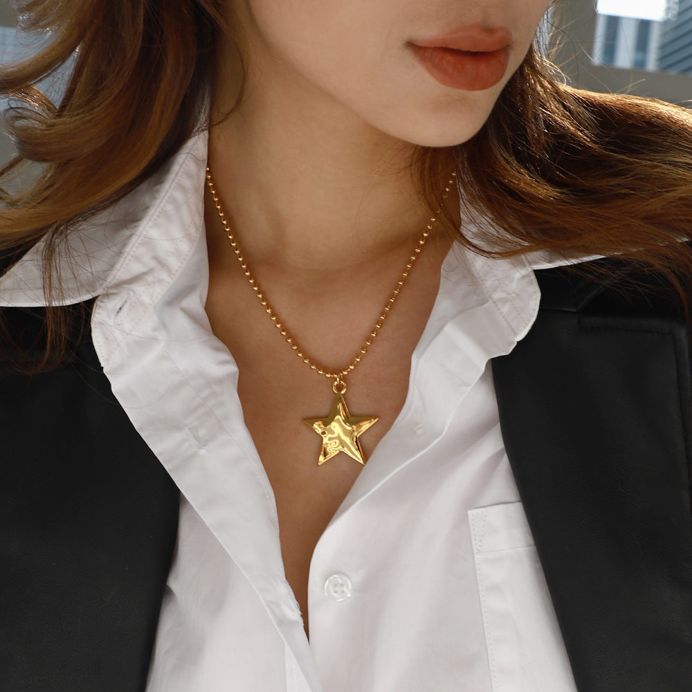 Collar Minimalista Chapado en Acero de Titanio con Diseño Geométrico en Forma de Estrella para Mujer