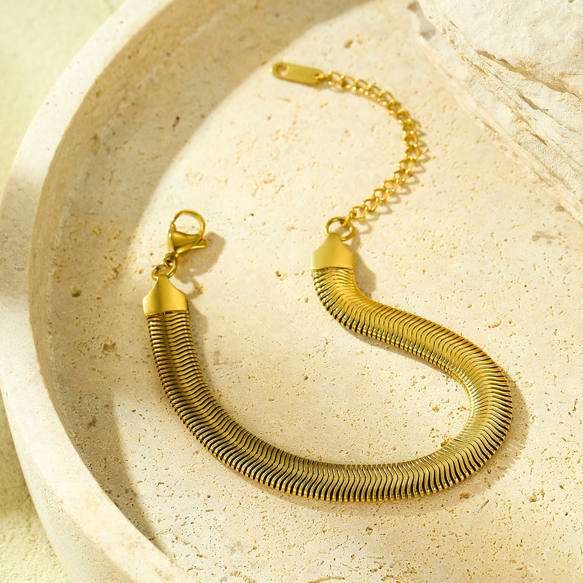 Fashionable Unisex Snake Chain Bracelet in Titanium Steel with Gold Plating for Men and Women