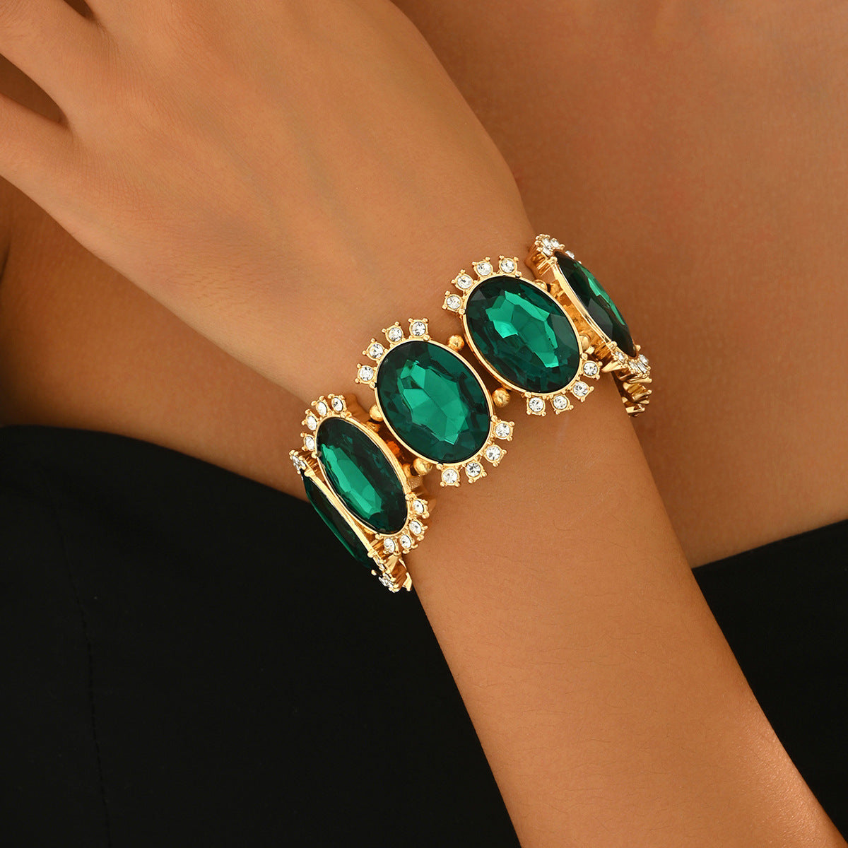 Bracciale a Polsino Geometrico di Tendenza da Donna Realizzato in Lega di Zinco con Strass Intarsiati a Smeraldo e Finitura Lucida