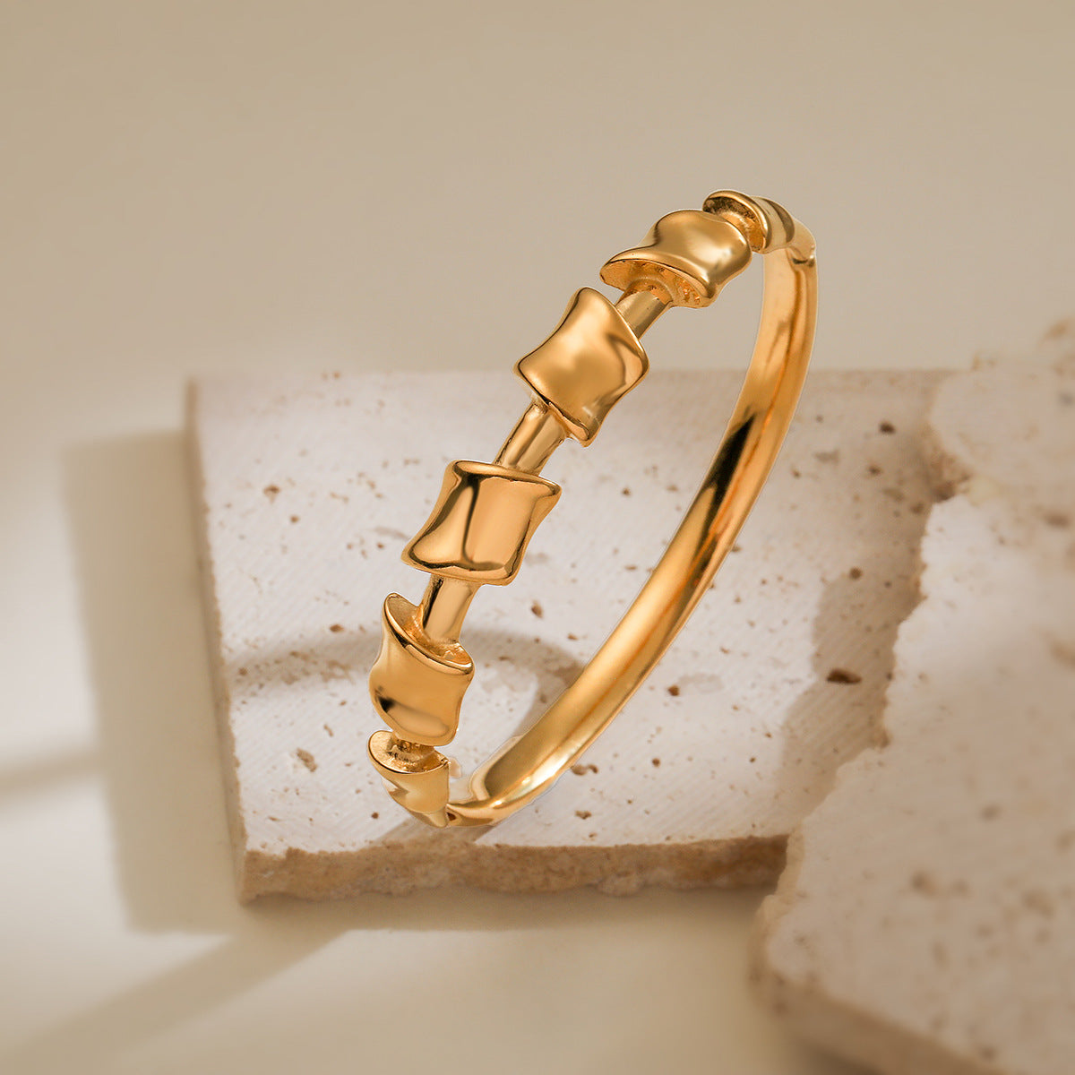 Bracciale da donna in acciaio inossidabile placcato oro 18K con forme geometriche irregolari e dal design minimalista