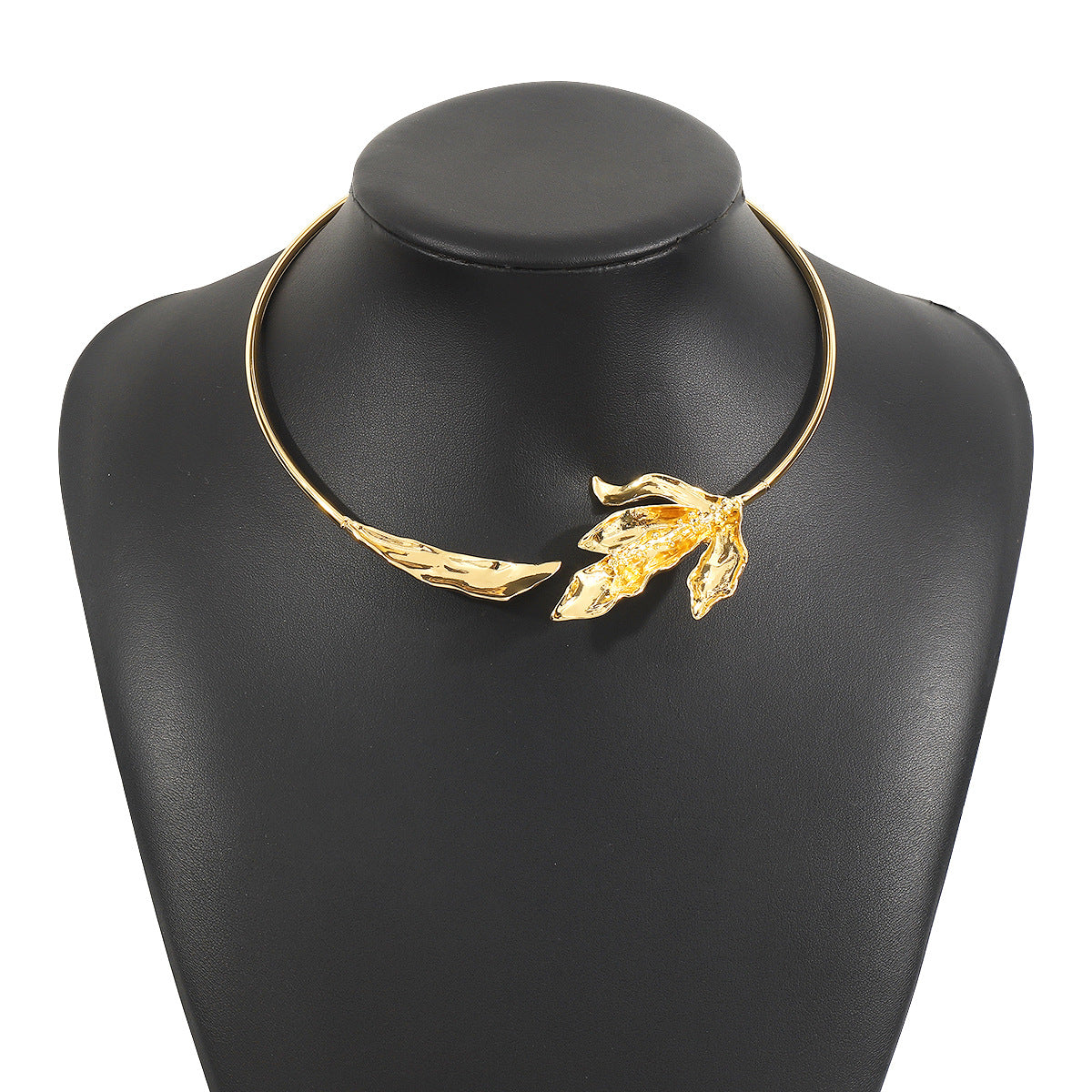 Collana con ciondolo a foglia botanica vintage da donna, girocollo in lega con catena delicata e medaglione
