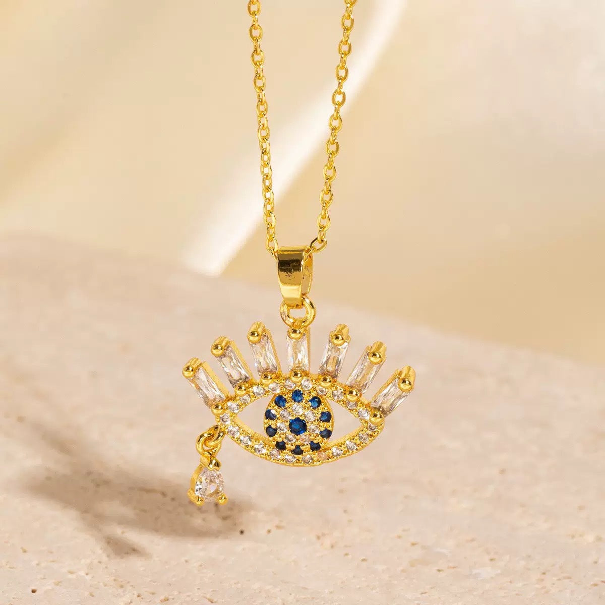 Collana con pendente minimalist con Occhio di Allah in acciaio al titanio con rame placcato oro 18K e zirconi colorati