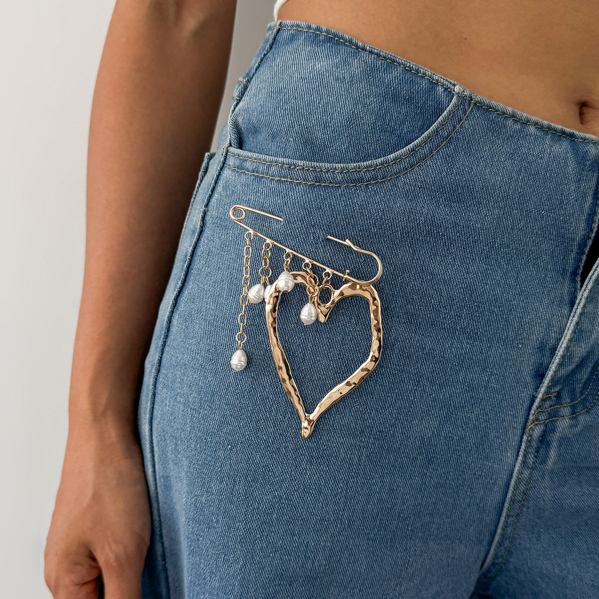 Elegant Heart Shaped Alloy Brooch with Faux Pearl Tassel Plated Pin for Women