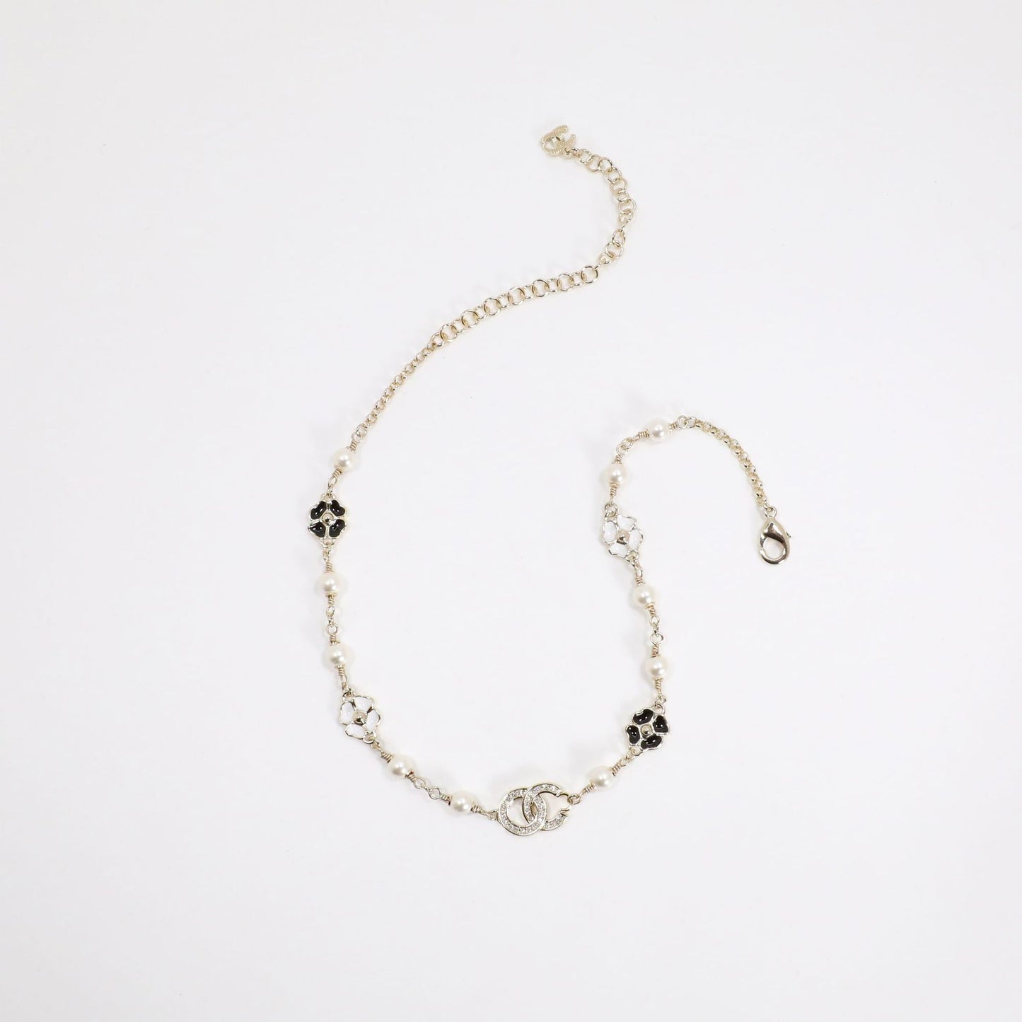 Collana da Donna Placcata Oro Lusso con Lettera Floreale in Ottone Smaltato e Strass su Catena a Sfera