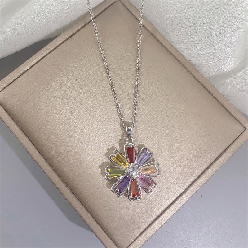 Collar minimalista de acero de titanio floral geométrico de doble capa con flor de cinco pétalos de colores, circonita micropavé y colgante chapado en oro en cadena O