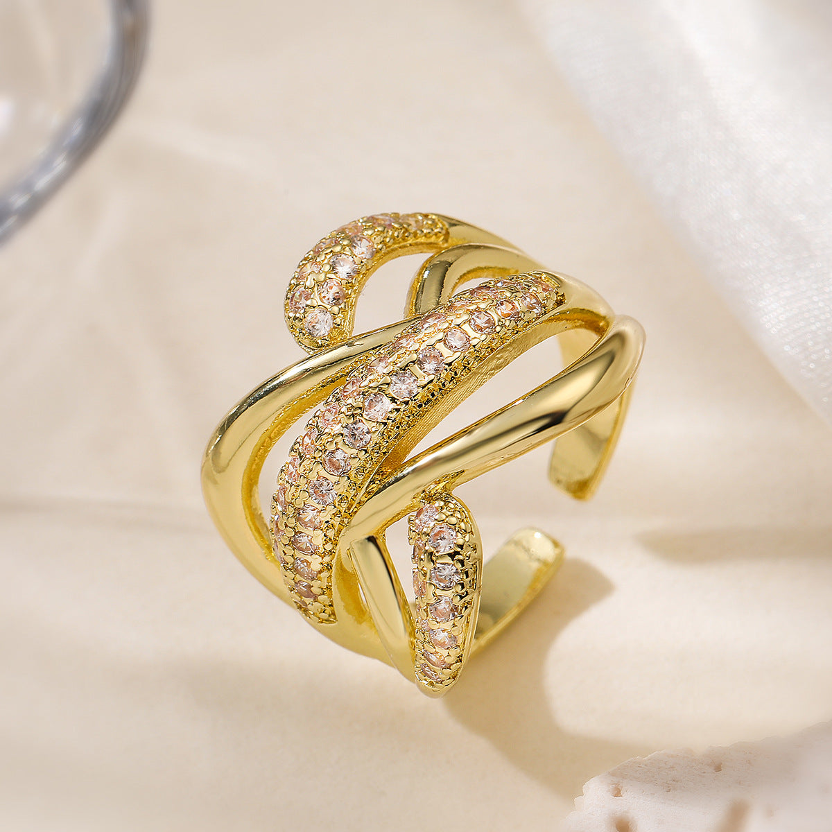 Anello da donna irregolare geometrico in rame placcato oro 18 carati con intarsio di zirconi