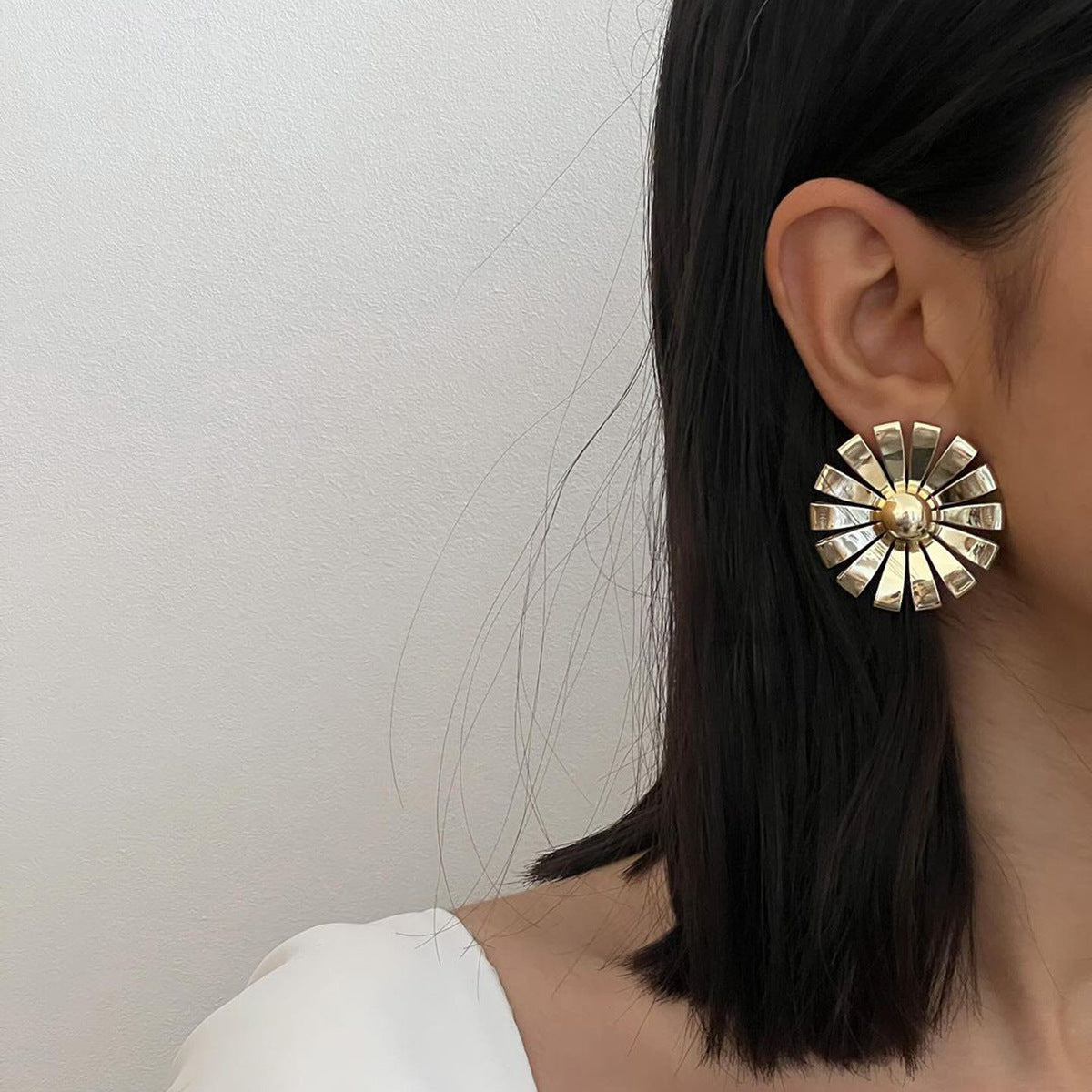 Orecchini da donna geometrici minimalisti a margherita rotondi in acciaio inossidabile placcato oro 18K