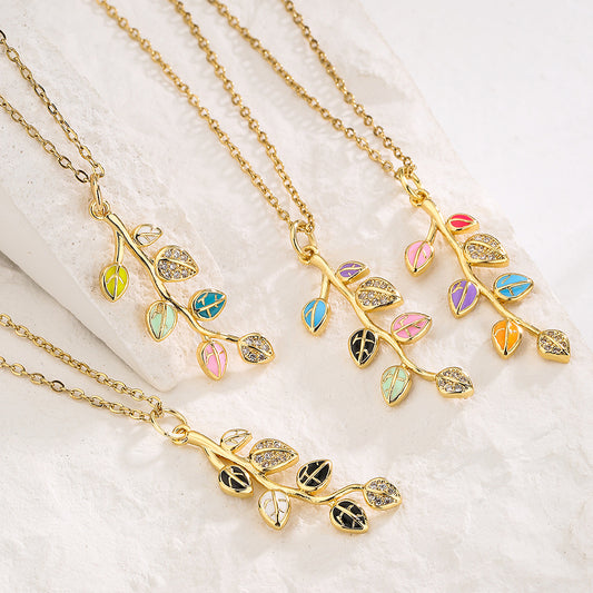 Collana con ciondolo a foglia elegante in smalto e zirconi da donna in rame placcato oro vero