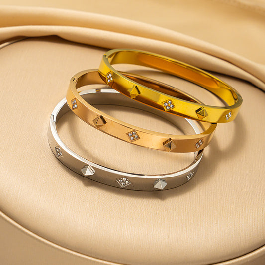 Pulsera de Acero Inoxidable con Forma de Trébol Minimalista de Moda con Incrustaciones de Pedrería y Cierre de Acero de Titanio Chapado para Mujer