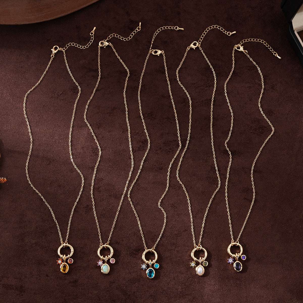 Collana geometrica con pietra portafortuna in ottone placcato oro con ciondolo a barra e zirconia cubica per donna