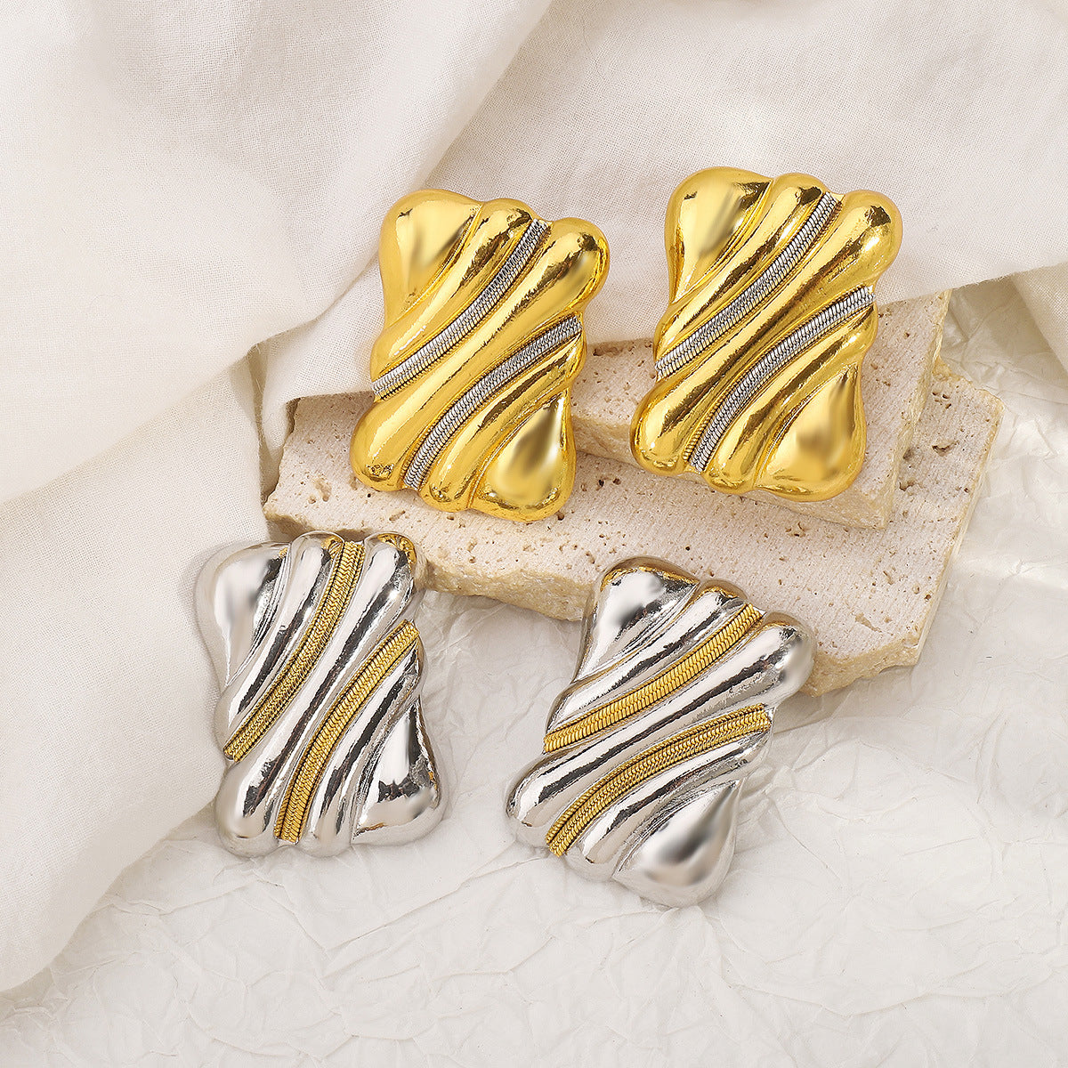 Pendientes de aleación geométricos minimalistas para mujer con acabado chapado y postes de acero inoxidable