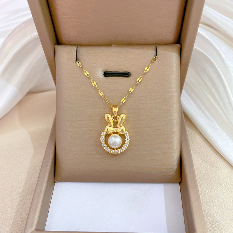 Elegante collana a pendente con fiocco di perle per donna con catena in acciaio al titanio e motivo geometrico a luna