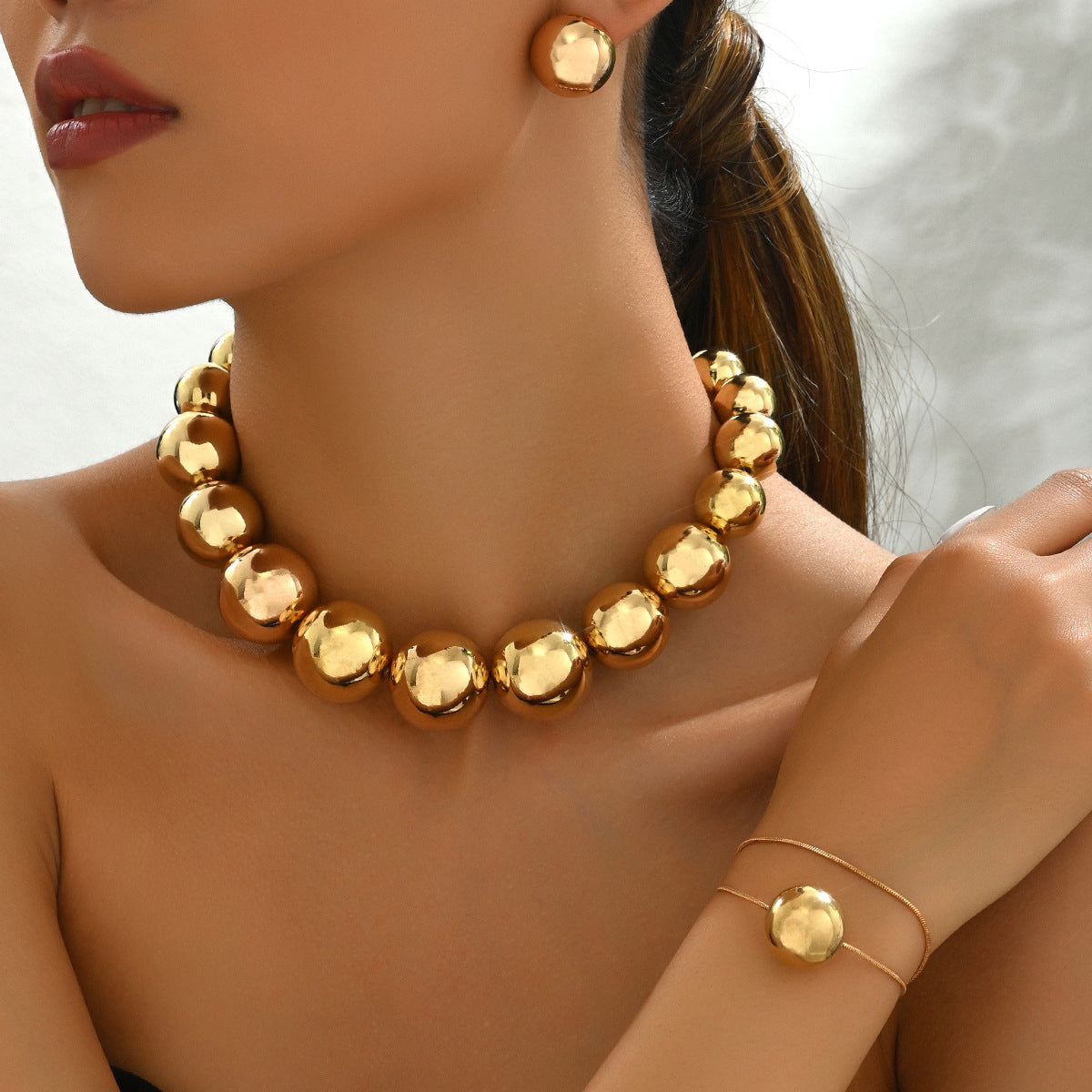 Set di gioielli da donna con collana, orecchini e bracciale geometrici minimalisti in lega con sfera rotonda, placcati in modo galvanico