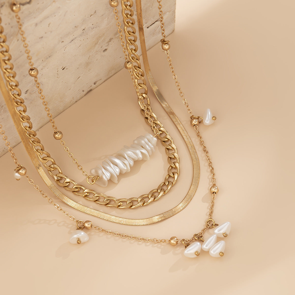 Collar con colgante geométrico asimétrico minimalista con incrustaciones de nácar en cadena de serpiente de cobre