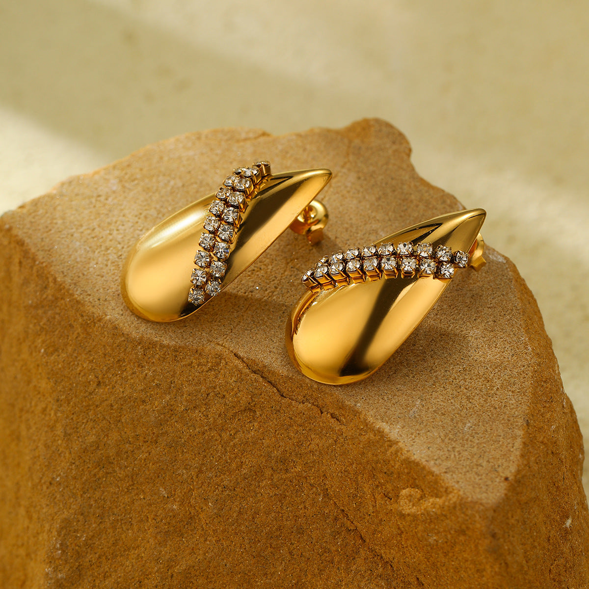 Elegantes aretes de acero titanio con forma de gota de agua para mujer, con incrustaciones de diamantes de imitación y acabado galvanizado