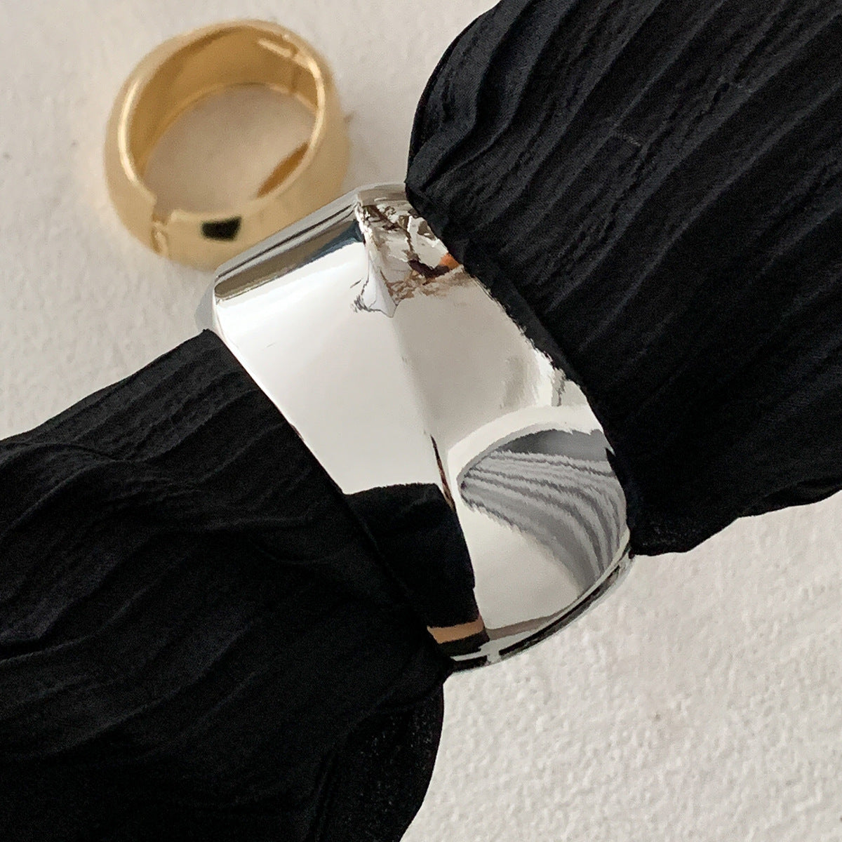 Pulsera de metal ancha ondulada irregular exagerada con diseño de muelle pulido y líneas geométricas