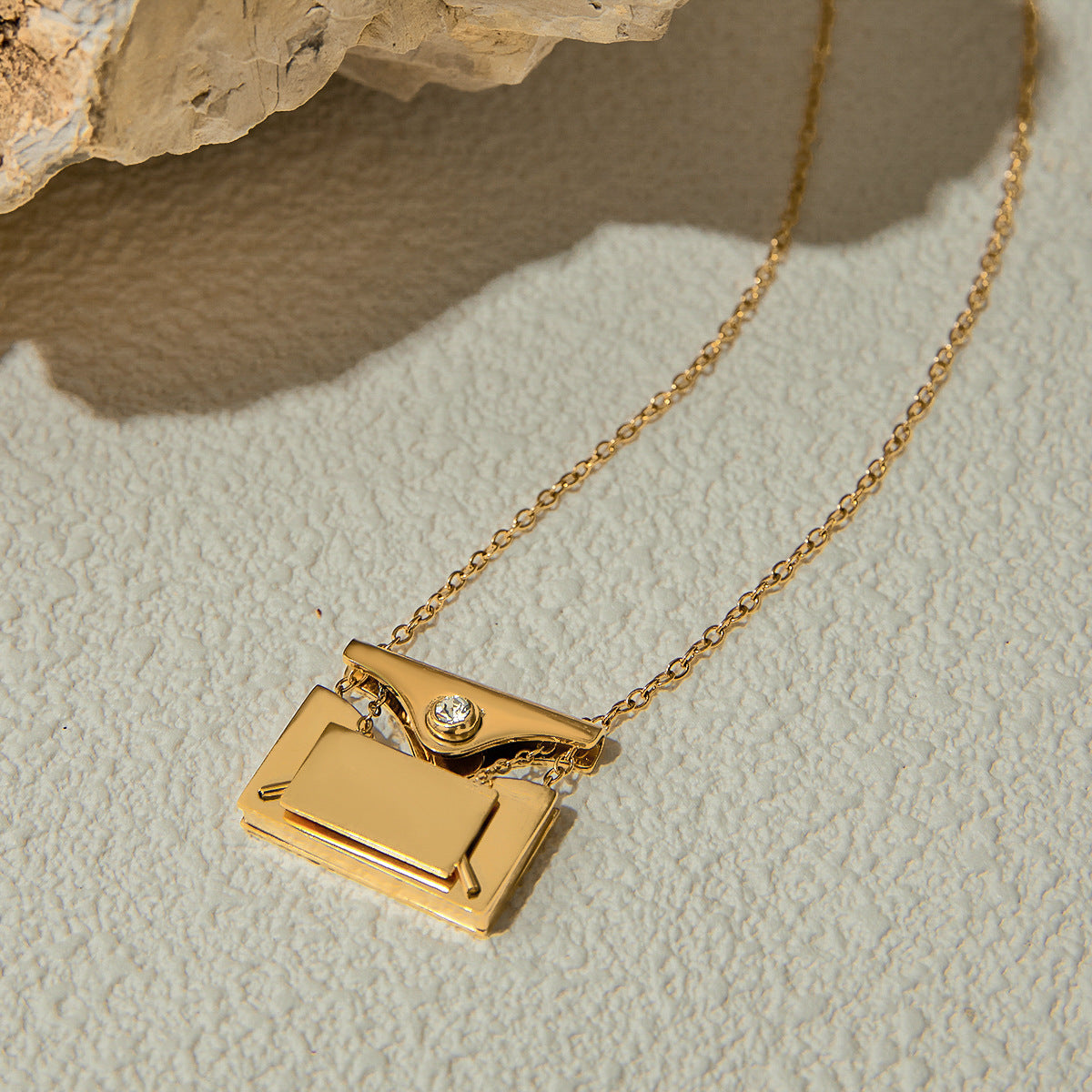 Collana da donna minimalista elegante con lettera geometrica placcata in acciaio inossidabile