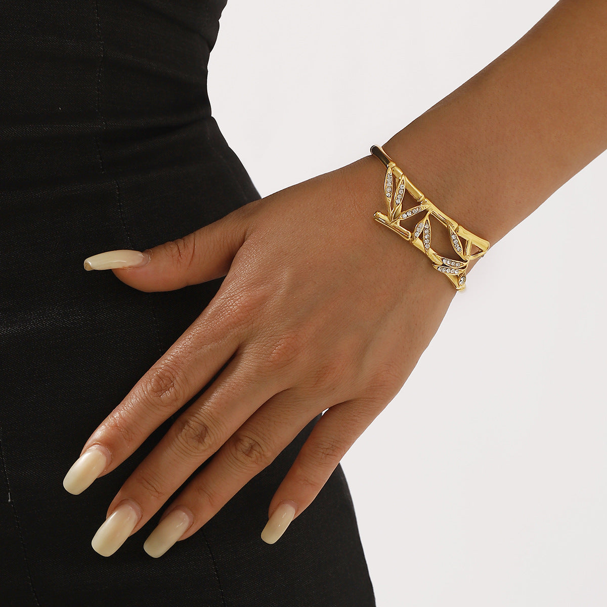 Bracciale Vintage in Bambù con Foglie in Acciaio Inox con Intarsio di Strass, Finitura Placcata, Gioiello da Mano di Lusso Leggero
