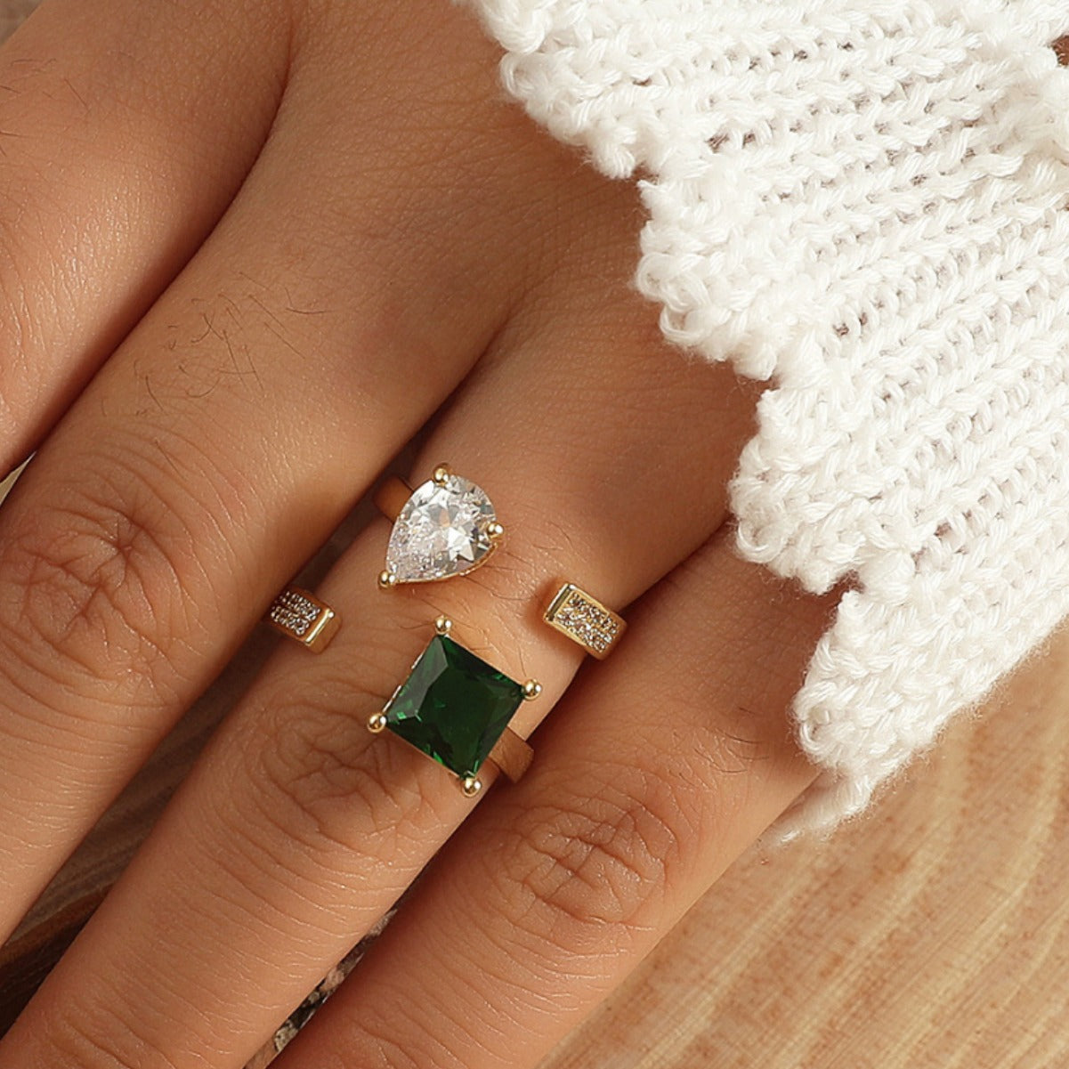 Anillo Ajustable Geométrico de Inspiración Vintage para Mujer con Incrustaciones de Zirconia Verde Esmeralda en Banda de Cobre