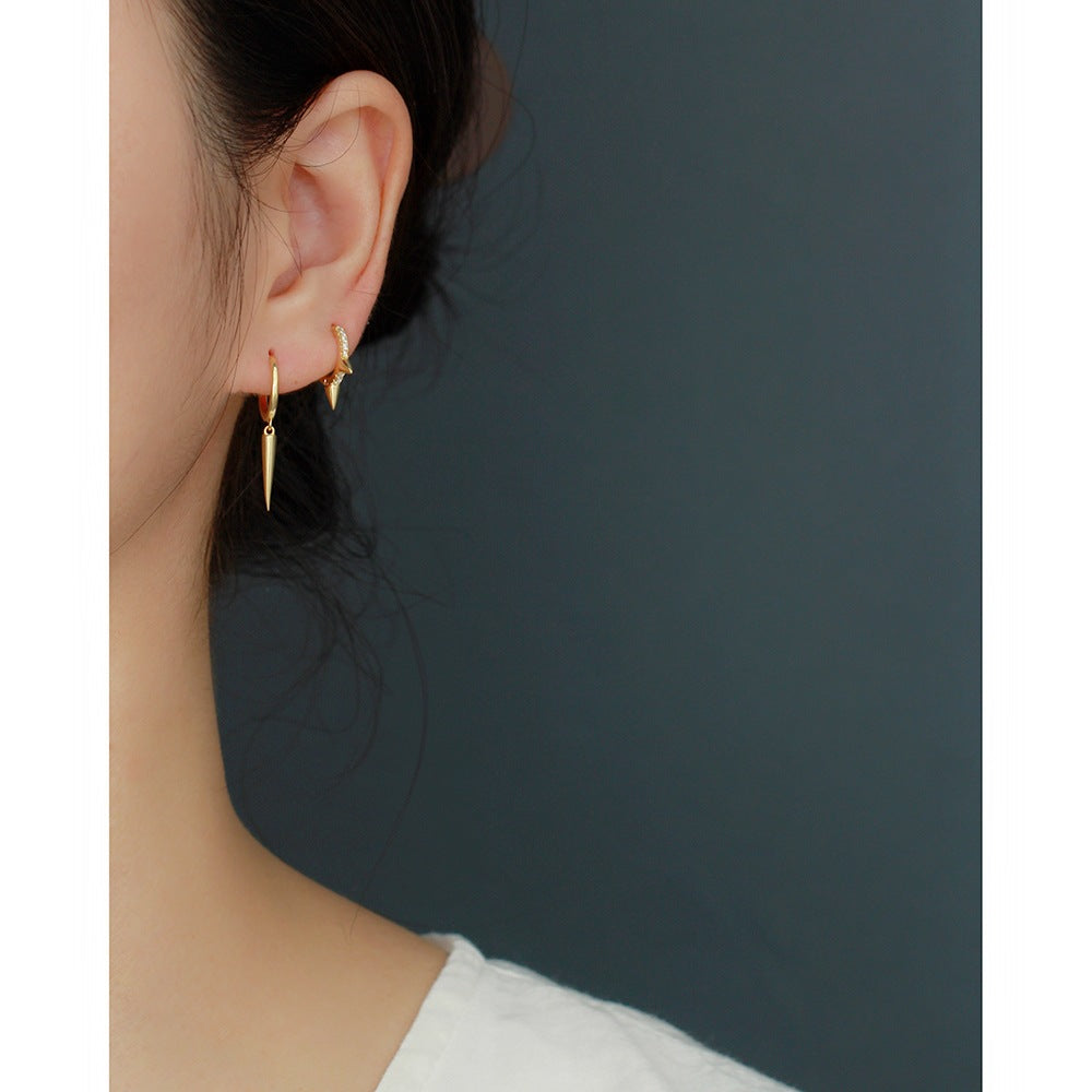 Orecchini a perno cono geometrico in argento sterling S925 con dettagli a rivetto
