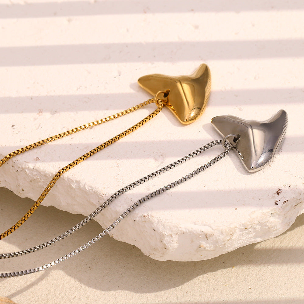Collar con colgante de manta raya geométrica de acero inoxidable con baño de oro de 18 quilates para mujer