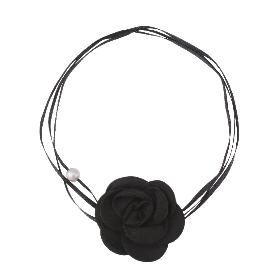 Graziosa collana girocollo floreale da donna con fiori in tessuto e corda intrecciata
