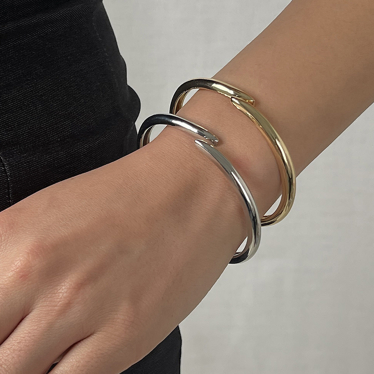 Pulsera de Aleación Pulida, Geométrica y Minimalista para Mujer con Acabado Galvanizado