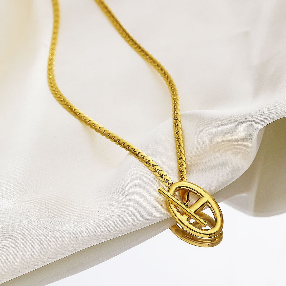 Minimalist Geometric Pig Nose OT Clasp Collar Necklace for Women in Titanium Steel with Vacuum Electroplating