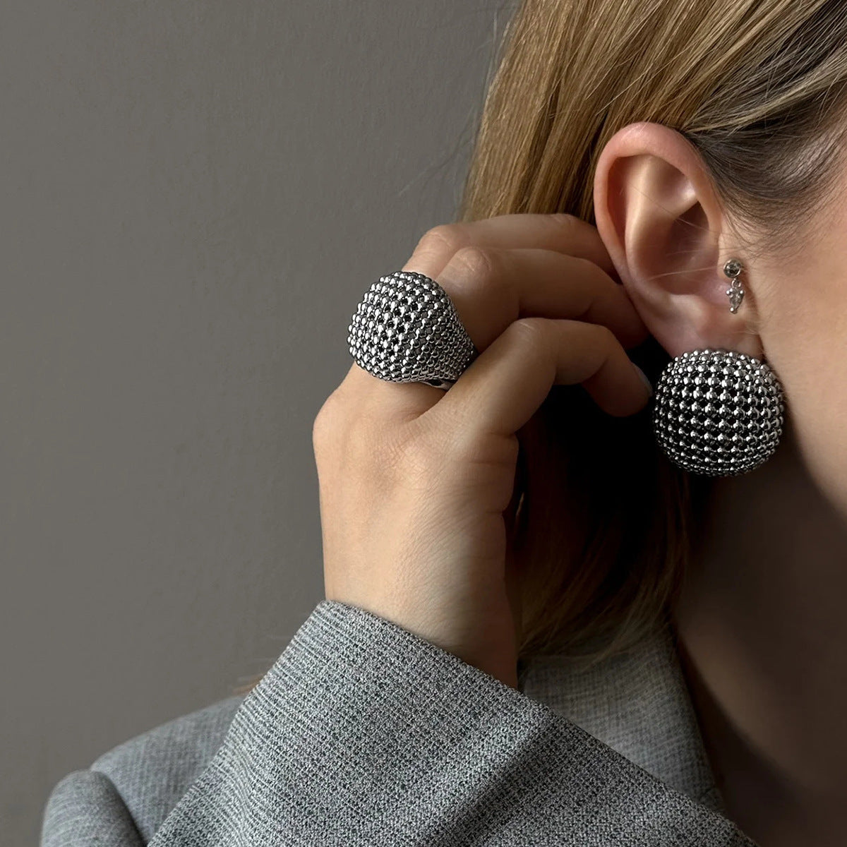 Anillo de acero inoxidable geométrico chapado para mujer con estética minimalista de lujo